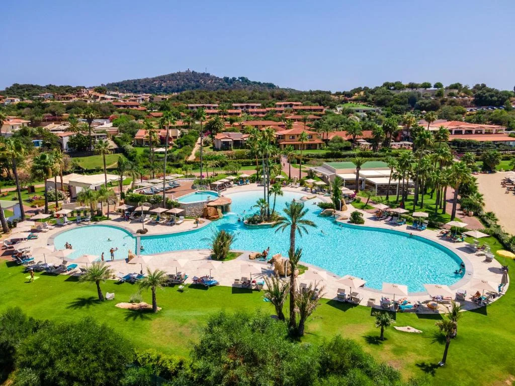 Luxe-hotel-Sardinie-zwembaden-kinderen-resort familien resort urlaub sardinien schwimbad