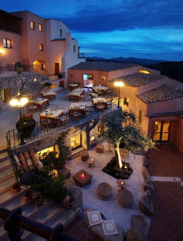 Kleines hotel San Pantaleo schwimbad Sardinien