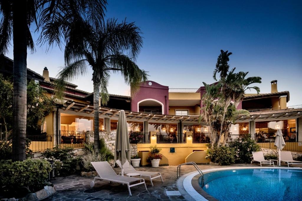 Luxuriöses Adults-only-Resort in Südsardinien mit Pool und tropischem Garten