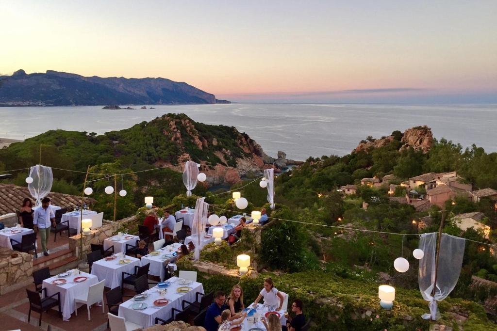 Romantisches Adults-only-Hotel auf einer Klippe an der Ostküste Sardiniens